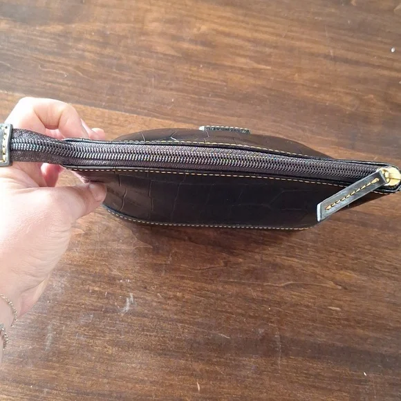 Dooney and bourke black crocodile tmoro pouch with birdseye interior like new - Picture 4 of 5
